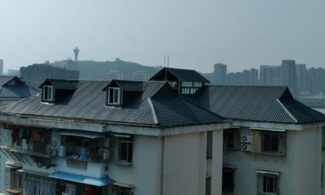 为了能够让**的树脂瓦在市场上稳固，甘肃绿巨人污污视频建材在不懈的努力中